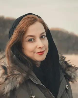 Emma Grenmark i vinterjacka utomhus