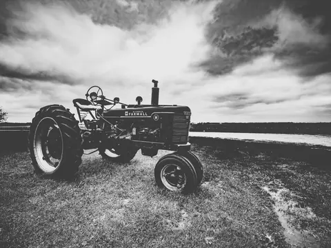 Gammal traktor i svartvitt