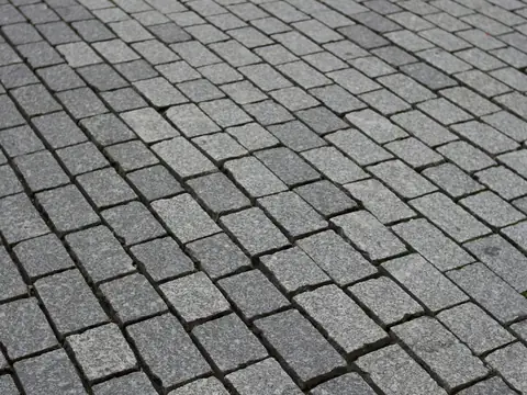 Grå marksten lagd i rader
