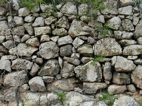 Kallmurad stödmur av natursten